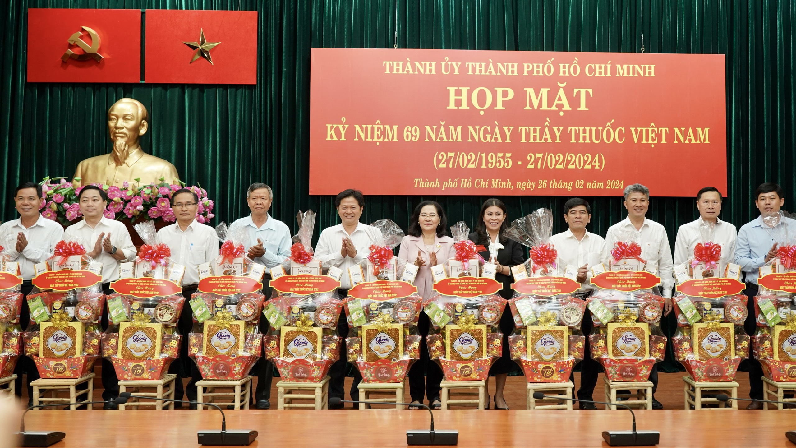 Đồng chí Nguyễn Thị Lệ, Phó Bí thư Thành uỷ, Chủ tịch HĐND TP trao quà của thành phố cho các tập thể (Ảnh: Hoàng Hùng).